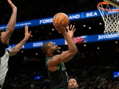 Jaylen Brown, do Celtics, fala pouco sobre arbitragem após derrota para o Spurs