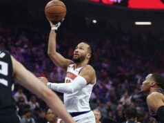 Jalen Brunson, do Knicks, deixa o jogo contra Kings com lesão no tornozelo