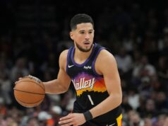 A estrela do Suns, Devin Booker, enfrenta o Pistons devido a uma lesão no tornozelo