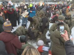 Dentro dos protestos caóticos de Minneapolis, um dia depois que uma mulher foi morta por um oficial do ICE
