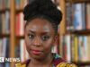 Família da autora Chimamanda Ngozi Adichie acusa hospital de negligência pela morte do filho