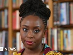 Família da autora Chimamanda Ngozi Adichie acusa hospital de negligência pela morte do filho