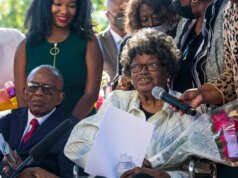 Claudette Colvin, ícone dos direitos civis presa por não ceder assento no ônibus, morre aos 86 anos