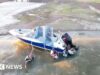 Assista: Quatro homens resgatados de barco balançando na beira da barragem