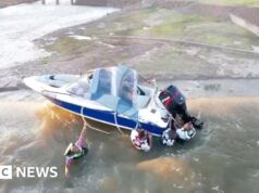 Assista: Quatro homens resgatados de barco balançando na beira da barragem