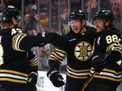 Les Bruins encadeiam contra os pinguins