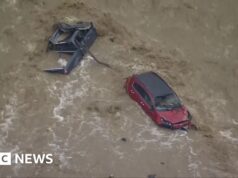 Assista: Imagens aéreas mostram carros varridos por enchentes na Austrália