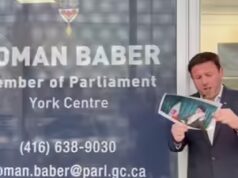 Deputado do Canadá se junta à tendência viral de protesto no Irã, acende um charuto com um retrato de Khamenei em chamas em frente ao escritório