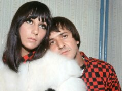 Cher afirma que Sonny Bono queimou suas roupas de ciúme durante um casamento conturbado
