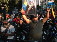 Multidões de milícias armadas em motocicletas caçam nas ruas venezuelanas em busca de apoiadores de Trump enquanto a repressão se intensifica