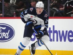 Haydn Fleury, dos Jets, foi eliminado contra Golden Knights após bater nas pranchas