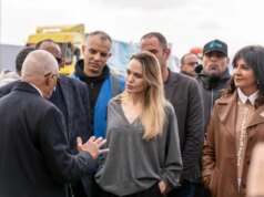 Angelina Jolie encontra refugiados palestinos e trabalhadores humanitários na passagem de Rafah