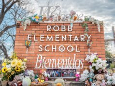 Famílias das vítimas do tiroteio em Uvalde buscam responsabilização no início do julgamento