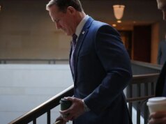 Projeto de lei bipartidário visa tornar crime o compartilhamento de informações sobre as forças especiais dos EUA