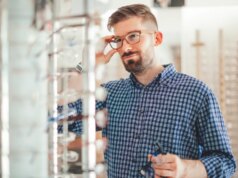 Última probability de obter ofertas de ultimate de ano da GlassesUSA: até 50% de desconto em Versace, Tory Burch e mais armações de grife