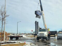 Crane take away a placa do Hampton Inn By Hilton do resort em Minnesota que supostamente negou serviço ao DHS e agentes do ICE