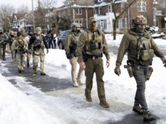 Noem alega que mulher foi morta no ICE atirando em agentes que ‘perseguiram e impediram’ o dia todo