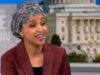 Ilhan Omar pergunta por que o agente do ICE Jonathan Ross estava na frente do carro em movimento de Renee Good em Minneapolis