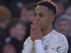 Martinez faz defesa confortável para negar Hutchinson