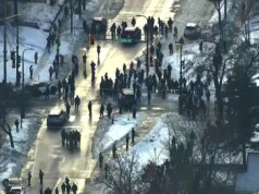 Oficial do ICE atira fatalmente em mulher em Minneapolis, investigação em andamento