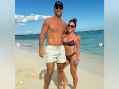 Jessie James Decker mostra abdômen tonificado em biquíni brilhante na comemoração de Ano Novo da família