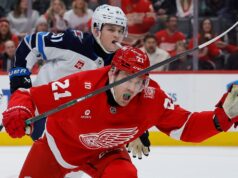 A seqüência de derrotas dos Jets chega a sete jogos depois de cair para os Crimson Wings