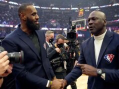 O lendário atleta olímpico Michael Phelps fica do lado de Michael Jordan em um debate renovado sobre NBA GOAT