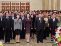 Kim Jong Un aparece com a filha no mausoléu, alimentando especulações sobre sucessão