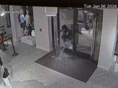 O vídeo mostra ladrões mascarados usando marreta no assalto descarado de Lululemon antes de fugir em U-Haul