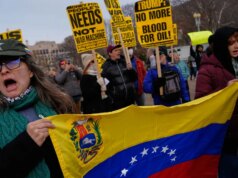 Mark Kelly evita dizer que prisão de Maduro e ataques na Venezuela foram “ilegais”