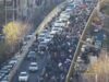 Protestos massivos no Irão: encerramentos generalizados; prédio governamental atacado – 10 pontos-chave