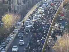 Protestos massivos no Irão: encerramentos generalizados; prédio governamental atacado – 10 pontos-chave