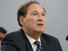 Alito pressiona advogada de atleta trans sobre definição de mulher durante audiência no SCOTUS