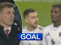 Fletcher observa enquanto Heaven marca um gol contra!