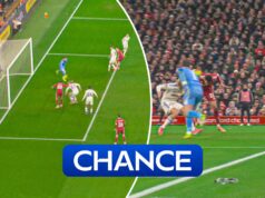 Como ele errou?! Ekitike faz uma cabeçada bizarra de gol aberto