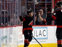 Fãs dos Hurricanes cantam ‘Logan’s greatest’ enquanto Carolina vence Rantanen, Stars