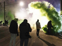 Manifestantes entram em confronto com oficiais federais após outro tiroteio no ICE em Minneapolis