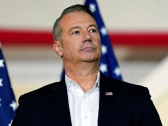 Chefe do ICE diz que agentes enfrentam ‘impedimentos constantes’ depois que migrante é visto batendo em carros enquanto tentava fugir