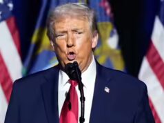 Trump lança abusos e mostra o dedo médio ao trabalhador da Ford que gritou ‘protetor pedófilo’